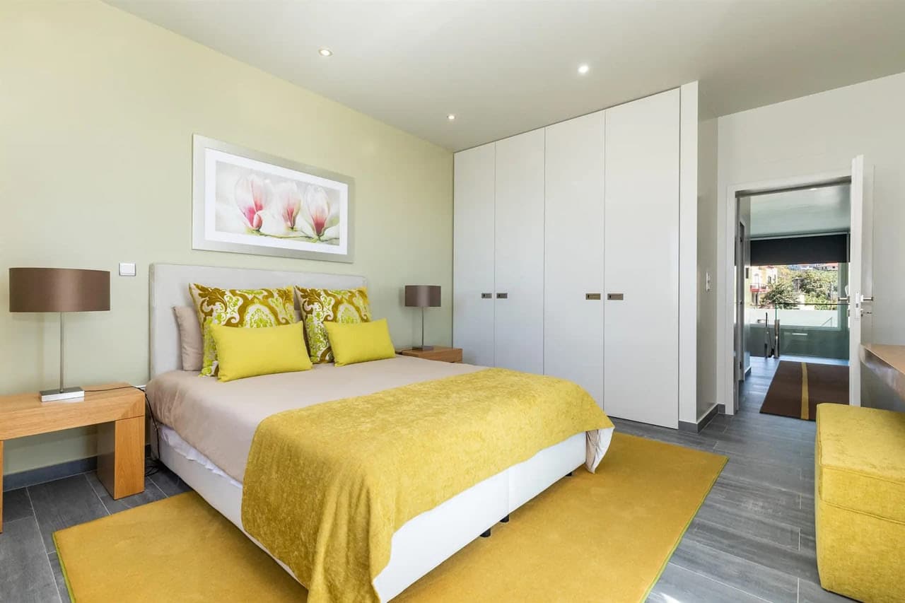 Modernes Schlafzimmer mit gelb-beigen Akzenten