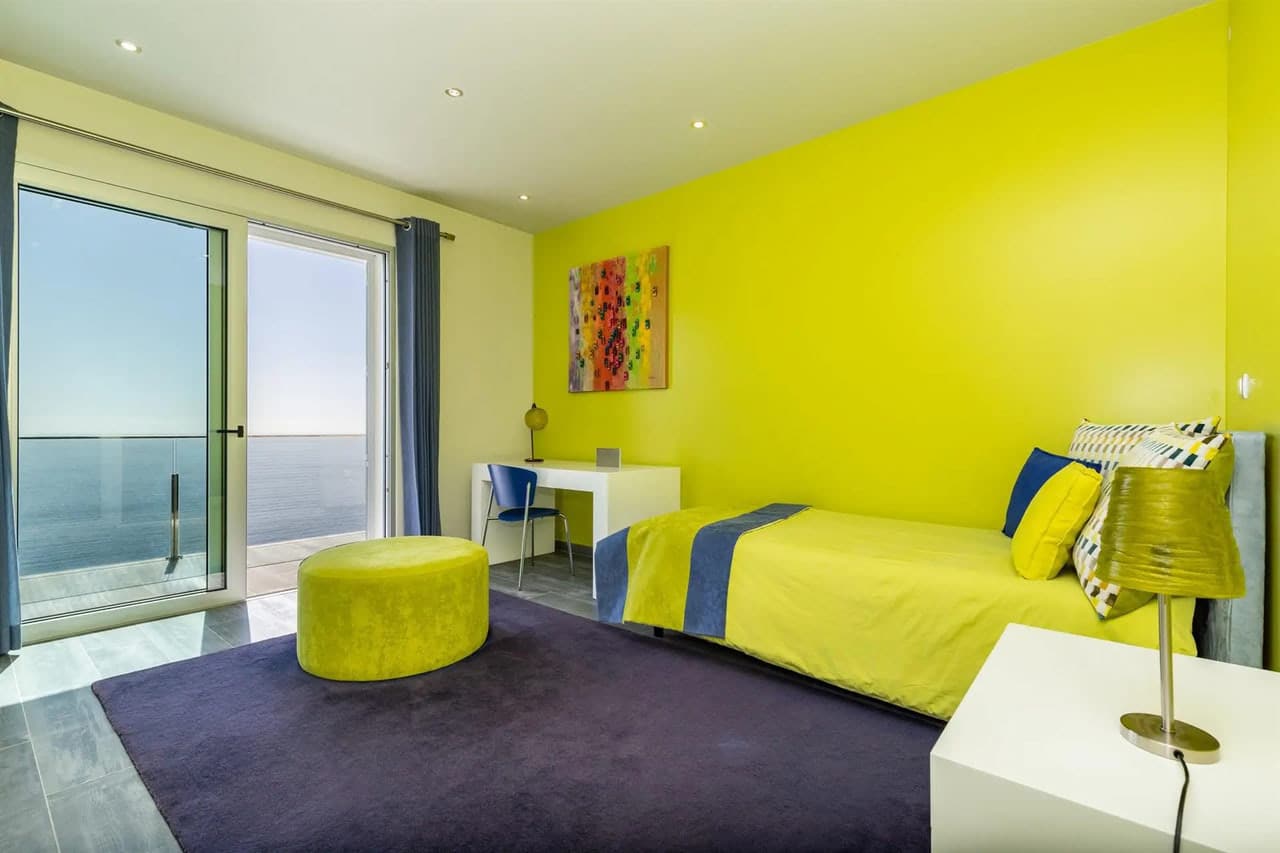 Modernes Schlafzimmer mit Meerblick