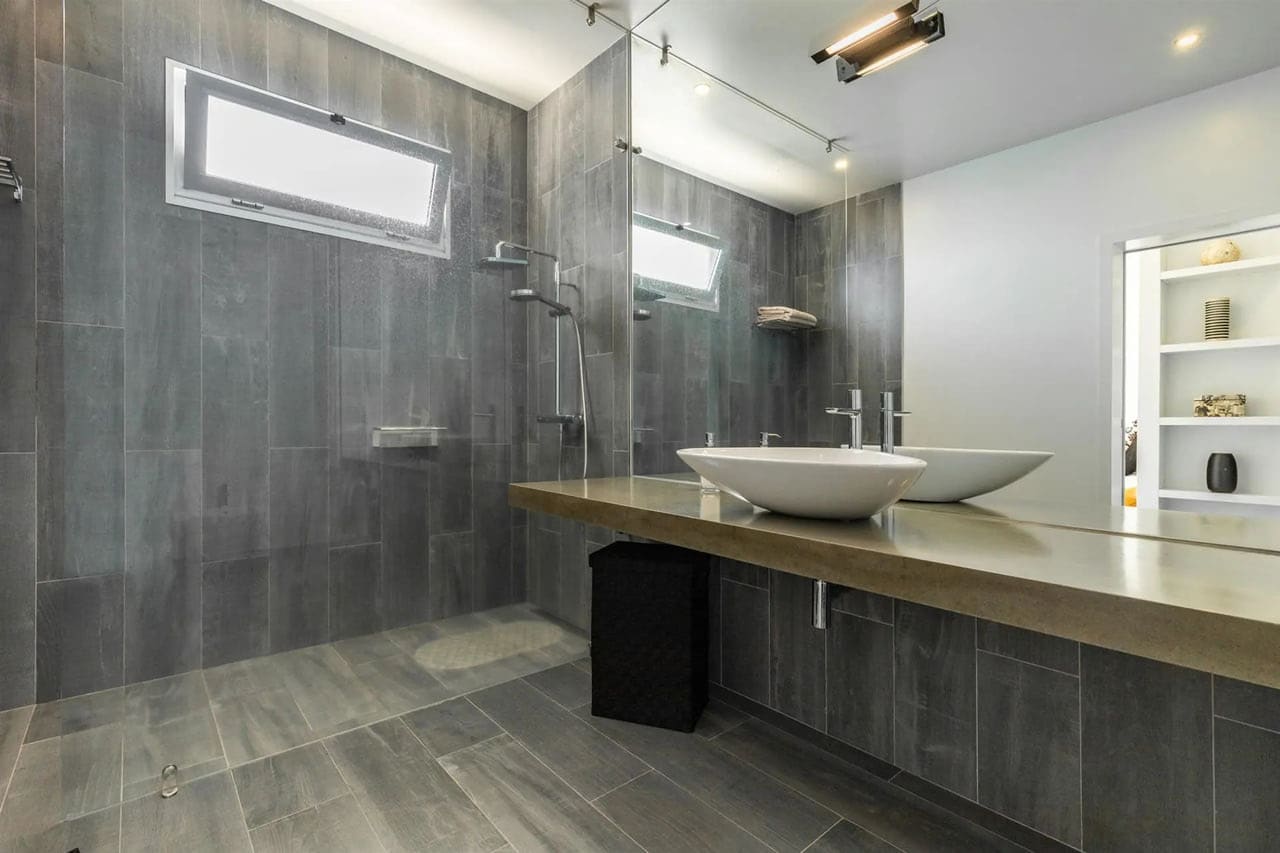 Modernes Badezimmer mit Walk-in-Dusche und Doppelwaschtisch