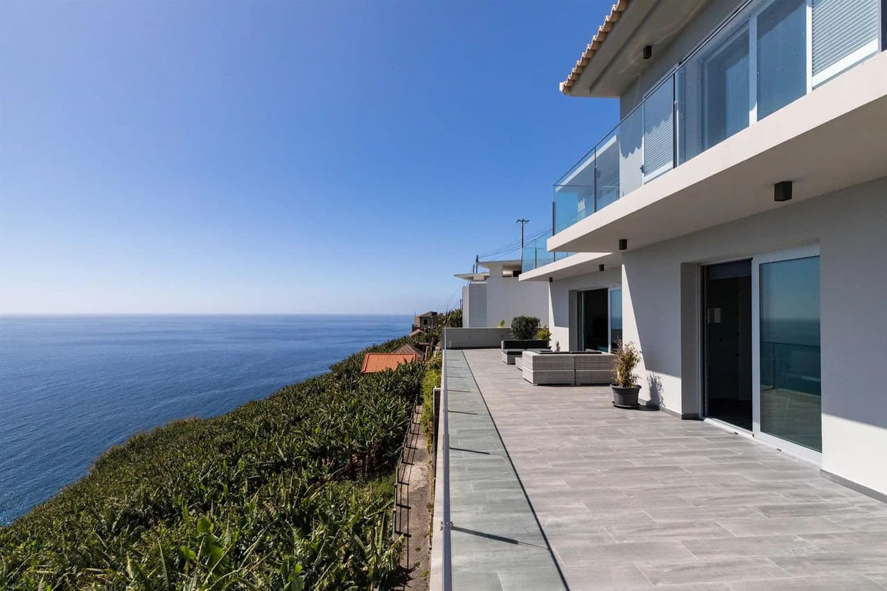 Meerblick-Terrasse an moderner Villa