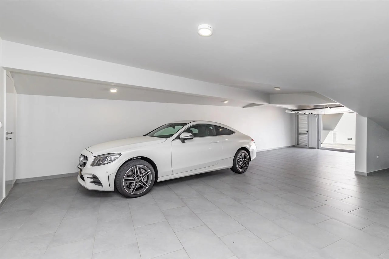 Großzügige Tiefgarage mit Coupé