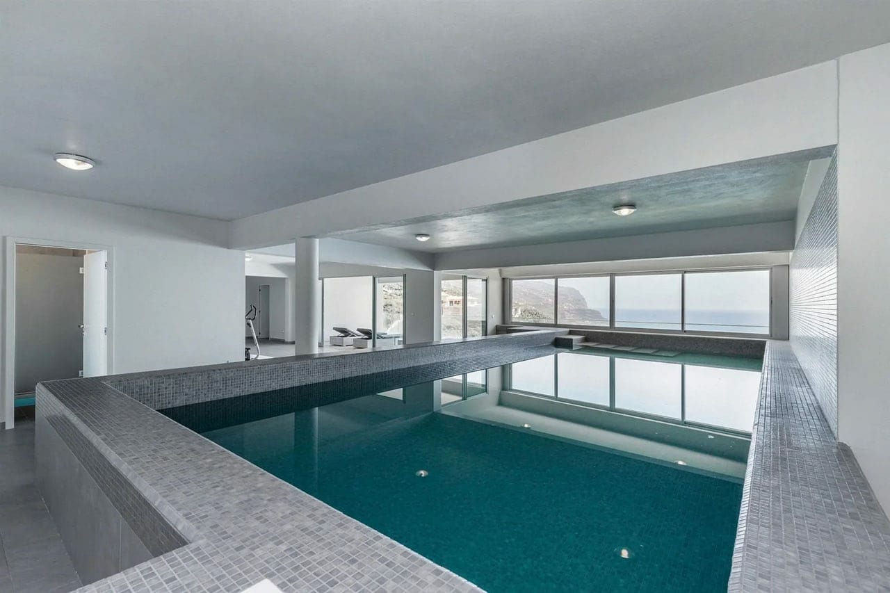Innenpool mit Meerblick