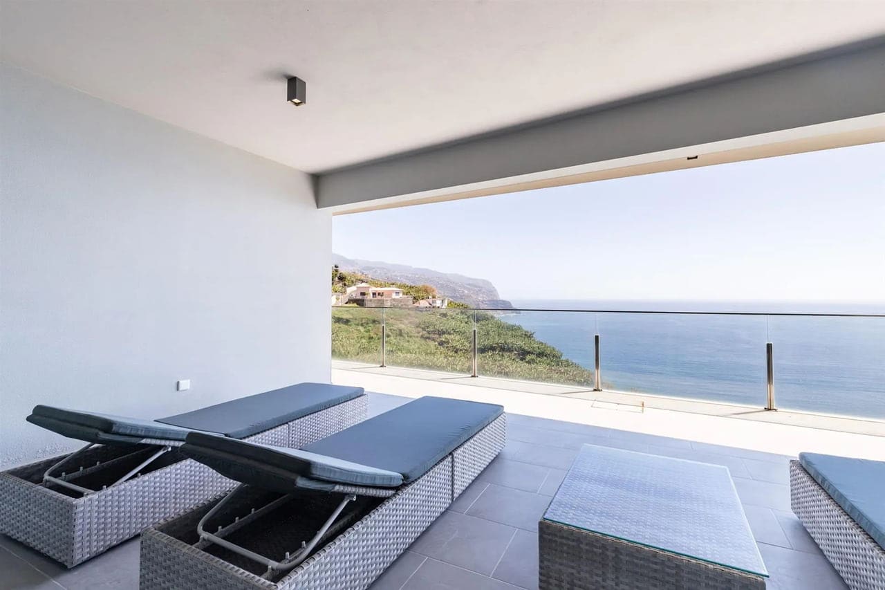 Meerblick-Terrasse mit Liegen