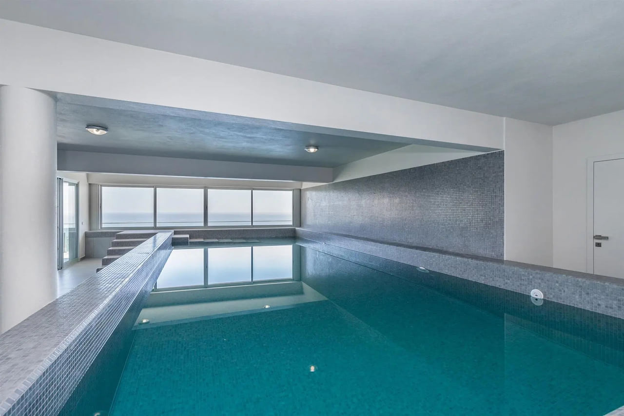 Innenpool mit Meerblick