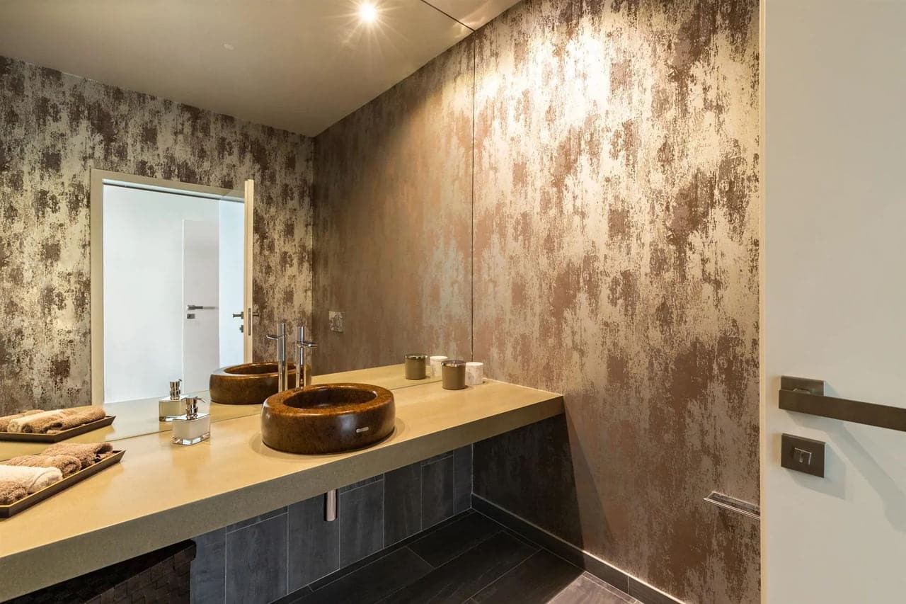Modernes Gäste-WC mit Natursteinoptik