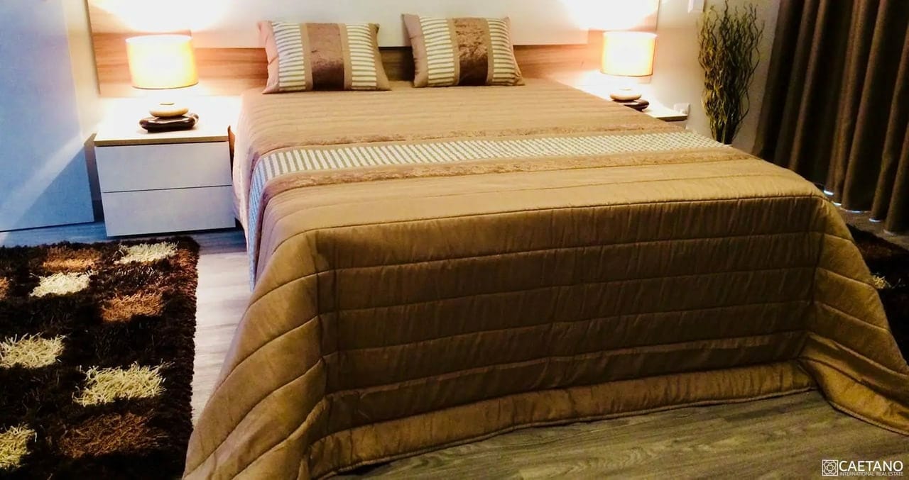 Schlafzimmer mit Doppelbett und Nachttischen