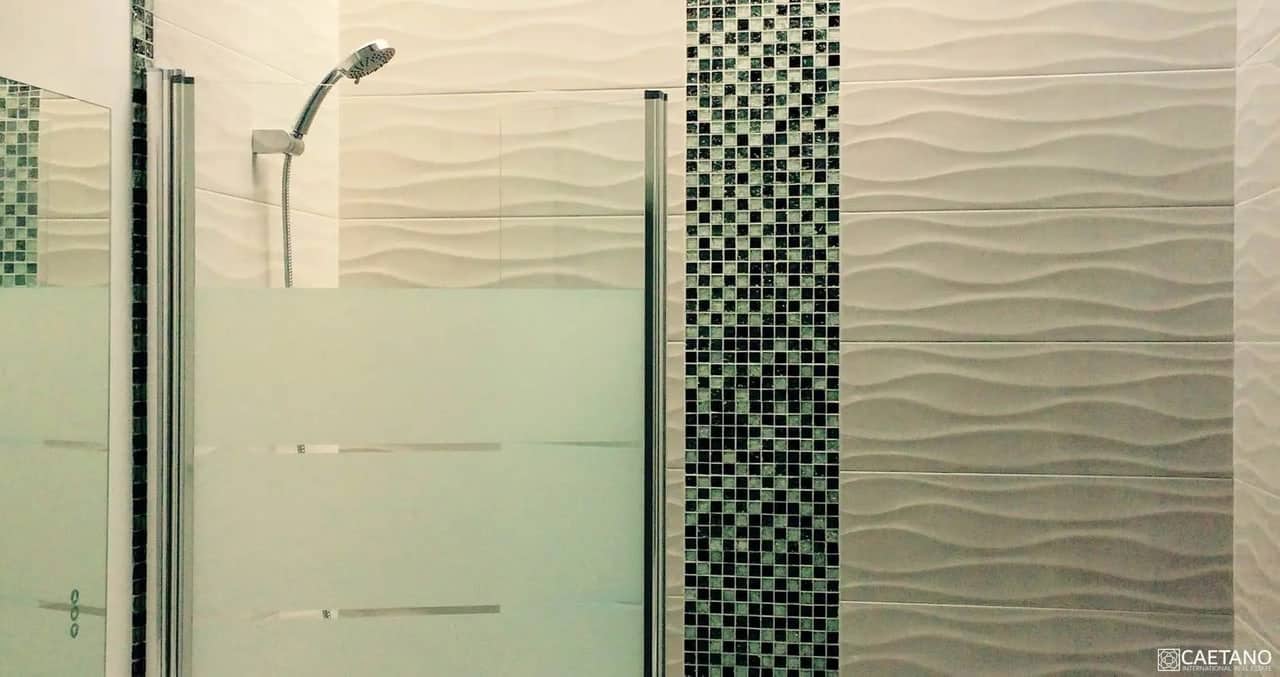 Moderne Dusche mit Strukturfliesen