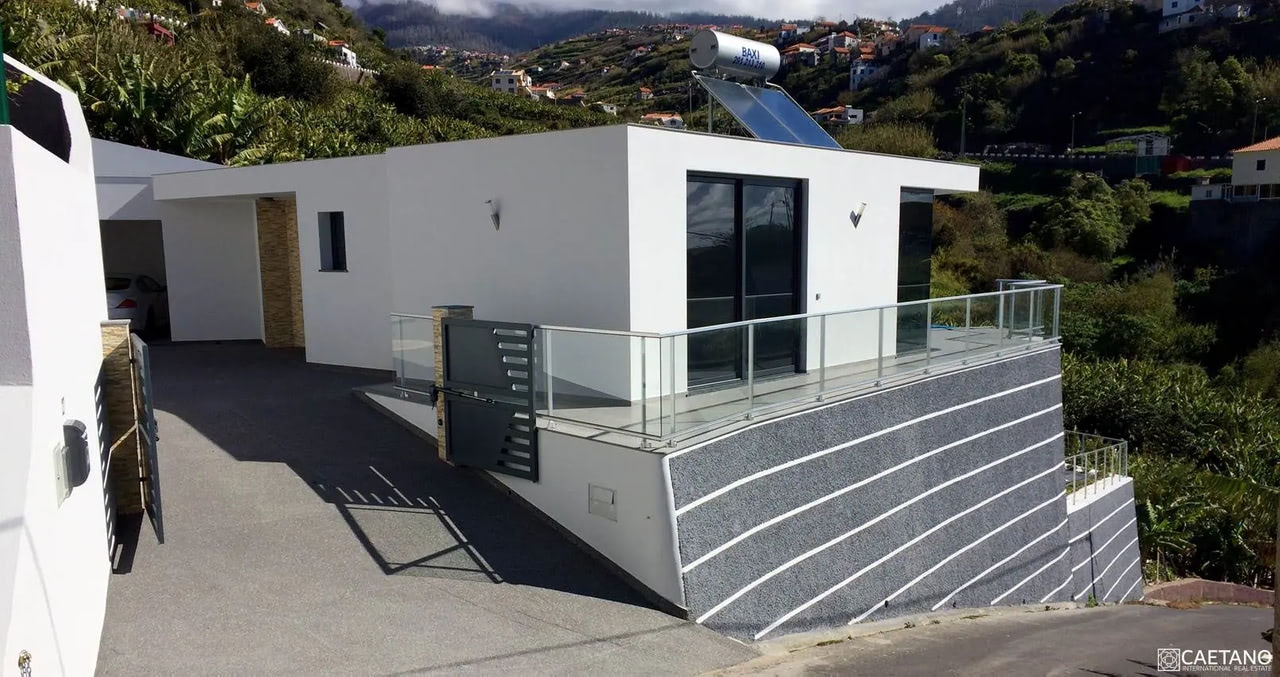 Moderne Villa mit Terrasse und Blick ins Tal