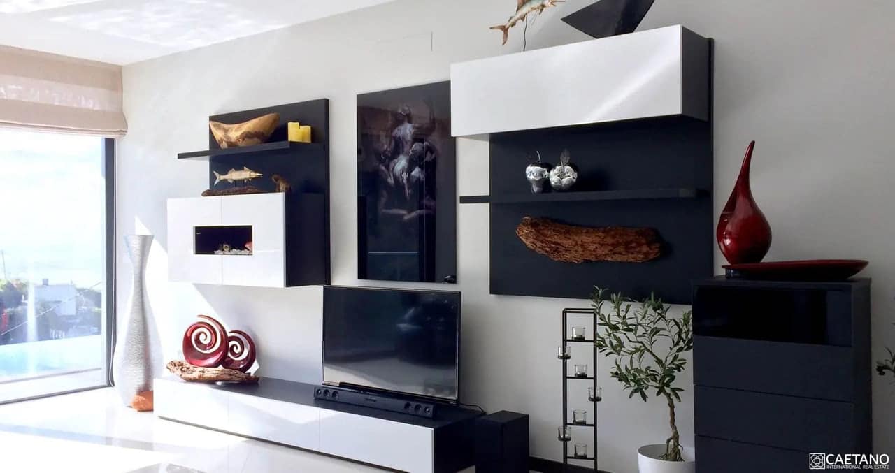 Modernes Wohnzimmer mit TV-Wand und Dekoration