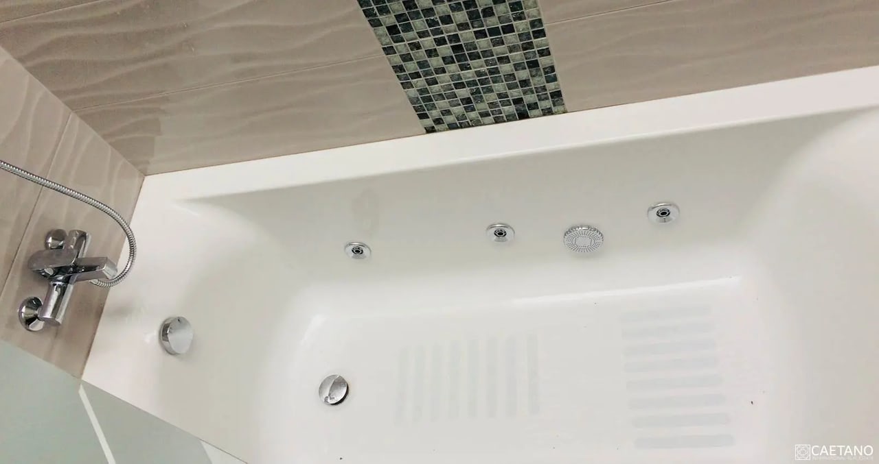 Modernes Badezimmer mit Badewanne und Mosaikdekor
