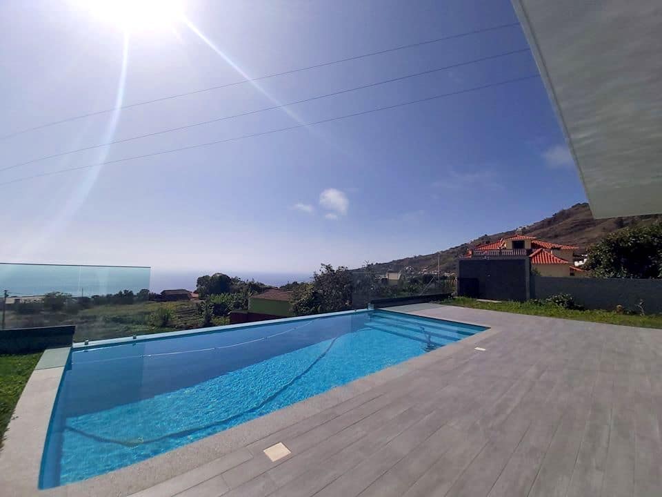 Poolterrasse mit Meerblick