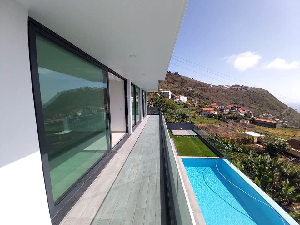 Balkon mit Pool- und Bergblick