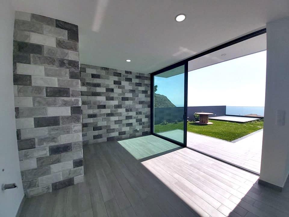 Moderner Wohnraum mit Blick zur Terrasse und Meer