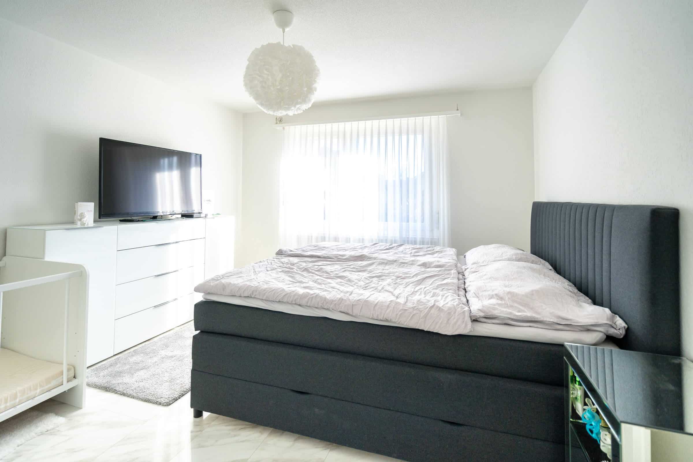 Helles, modernes Schlafzimmer mit Doppelbett