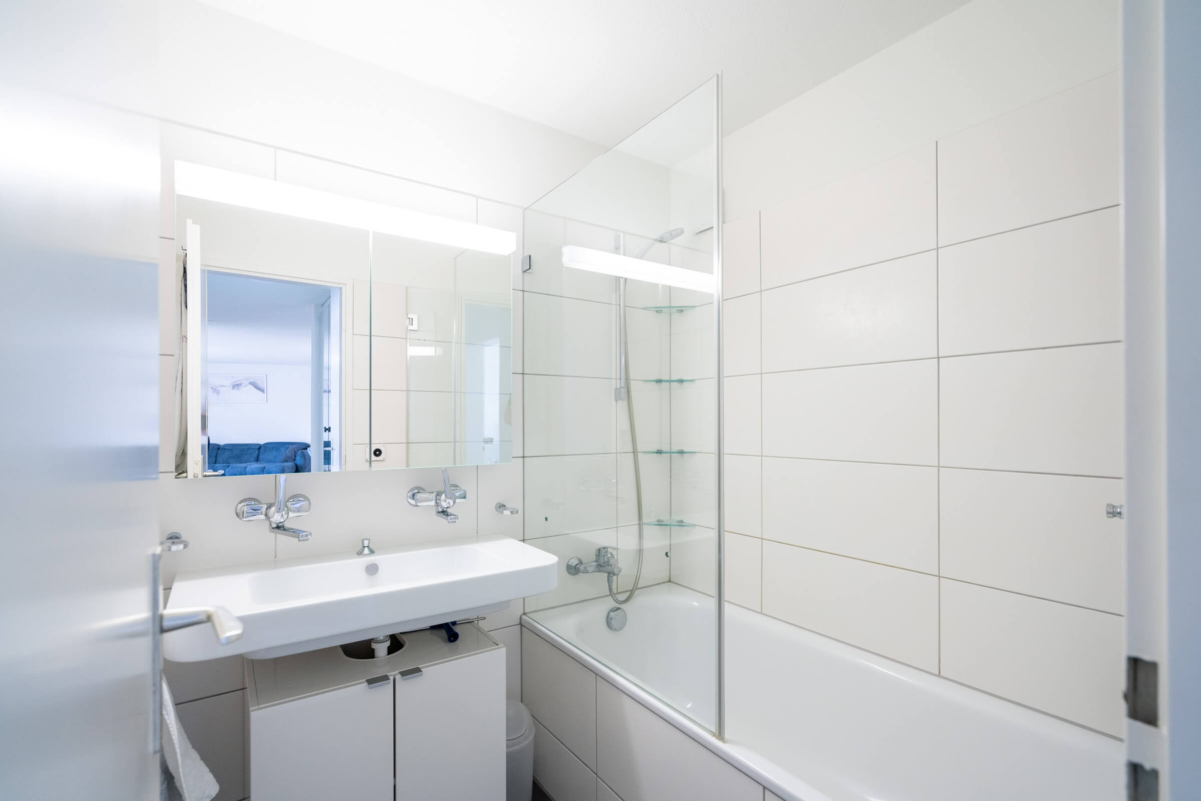 Helles, modernes Badezimmer mit Badewanne und Dusche