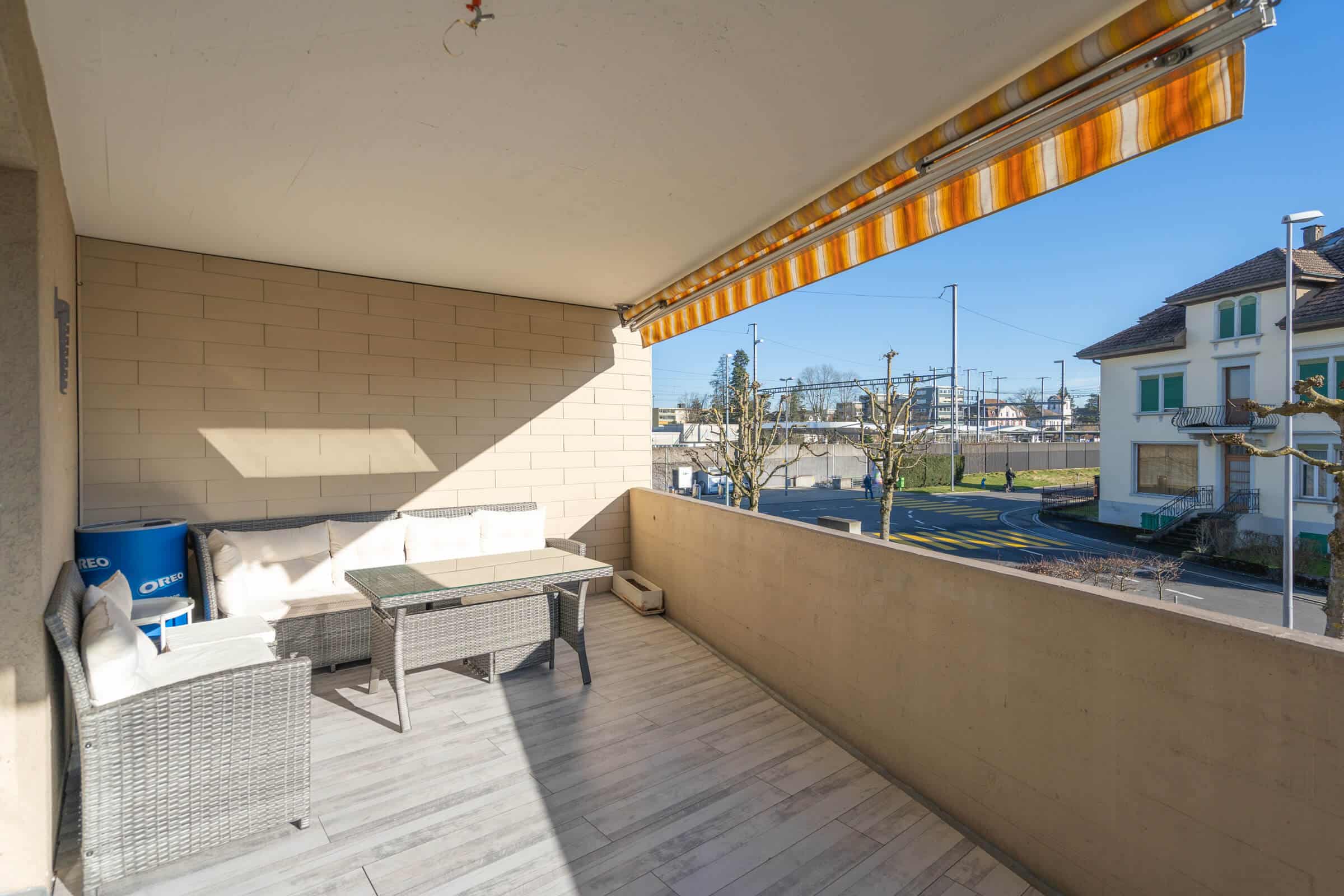 Überdachter Balkon mit Sitzgruppe