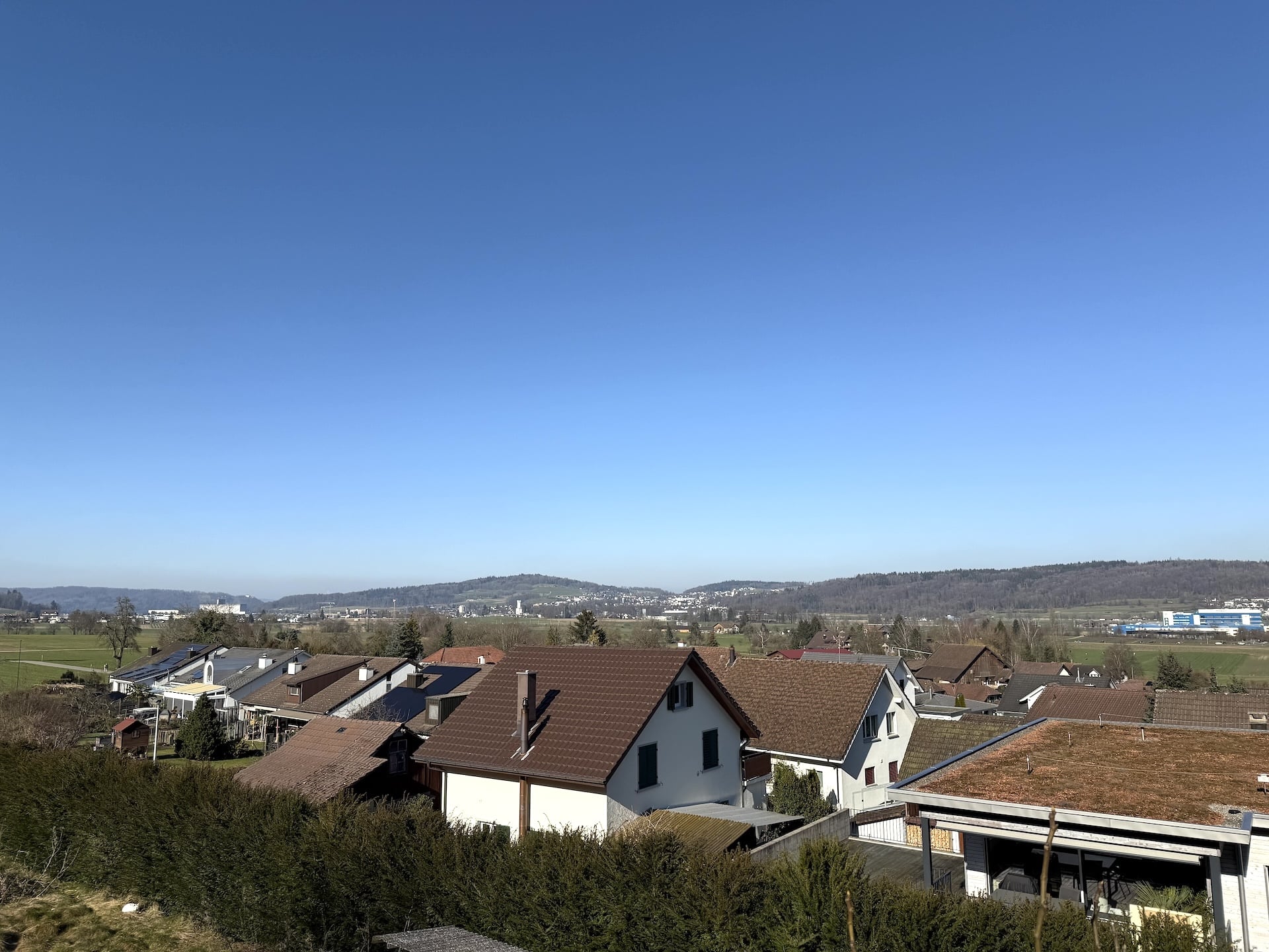 Weitblick über Wohngebiet und Landschaft