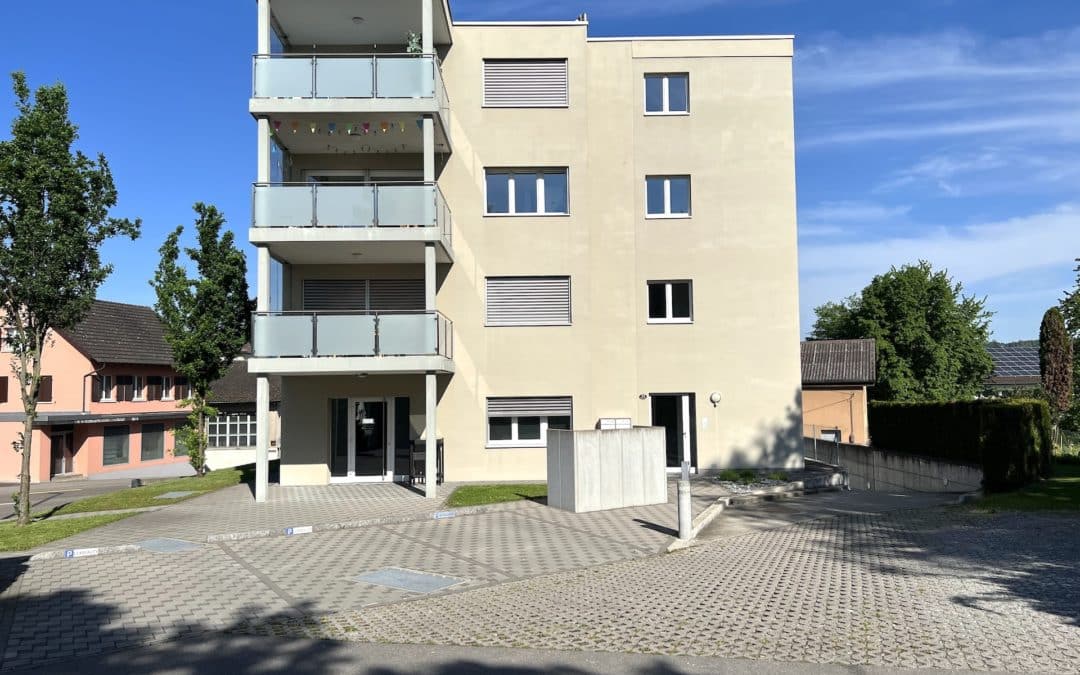ZUOBERST MIT BALKON UND WEITSICHT in Wohlen