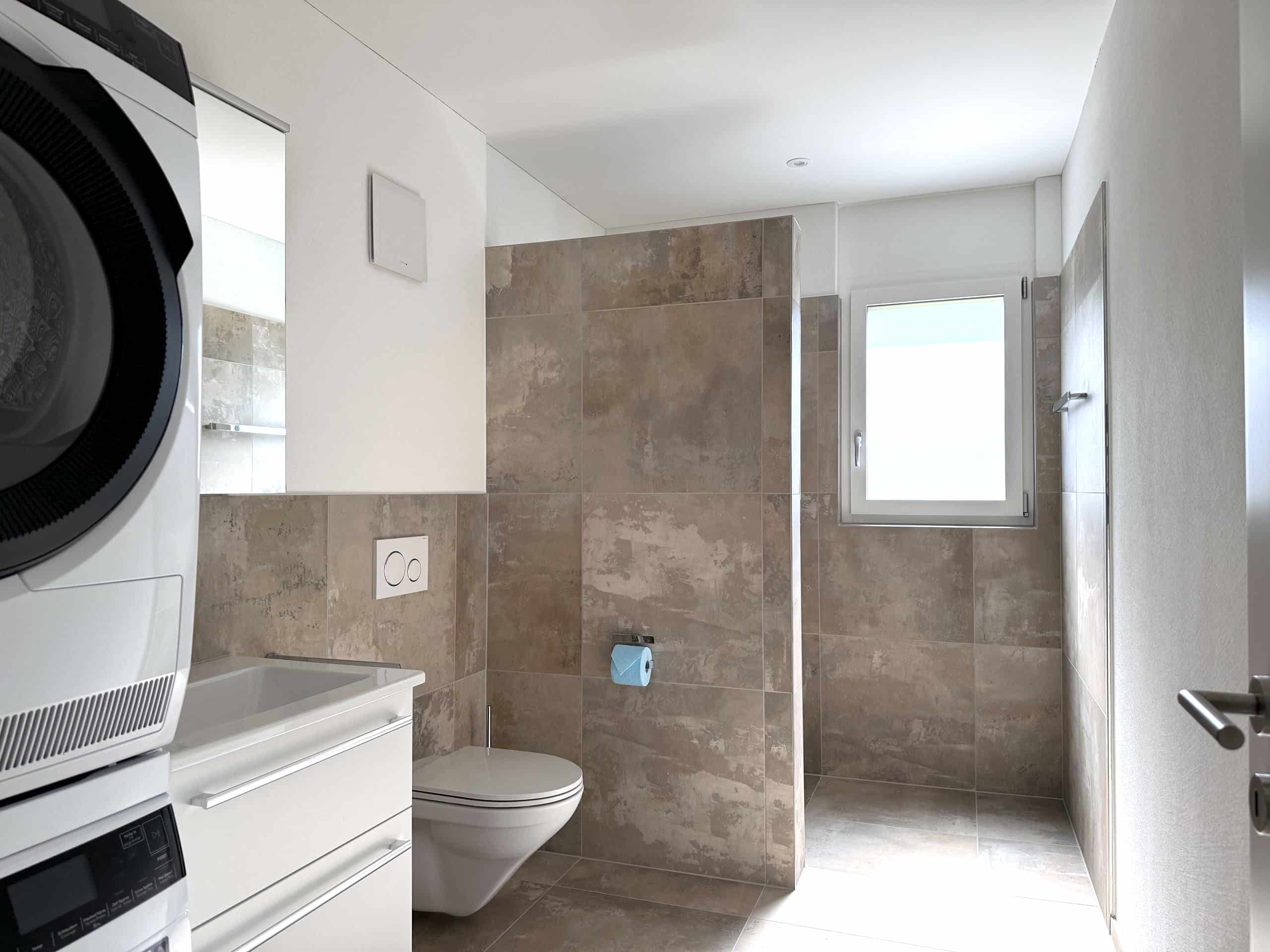 Modernes Badezimmer mit WC und Fenster