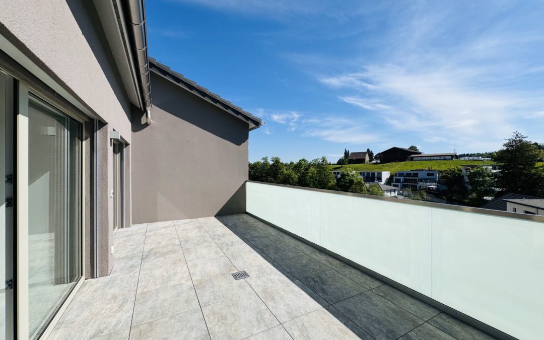 ZUOBERST MIT TERRASSE UND WEITBLICK in Hilfikon