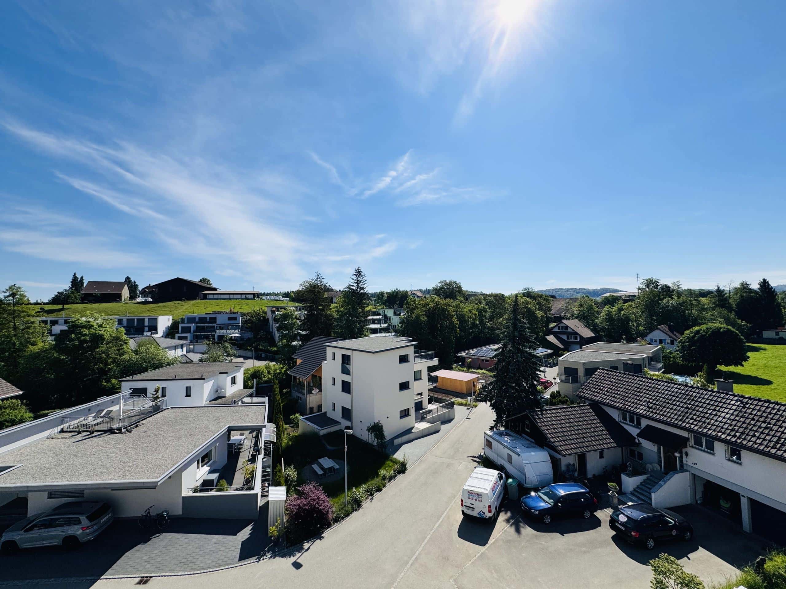 Wohngebiet mit Blick über Dächer und Grünflächen