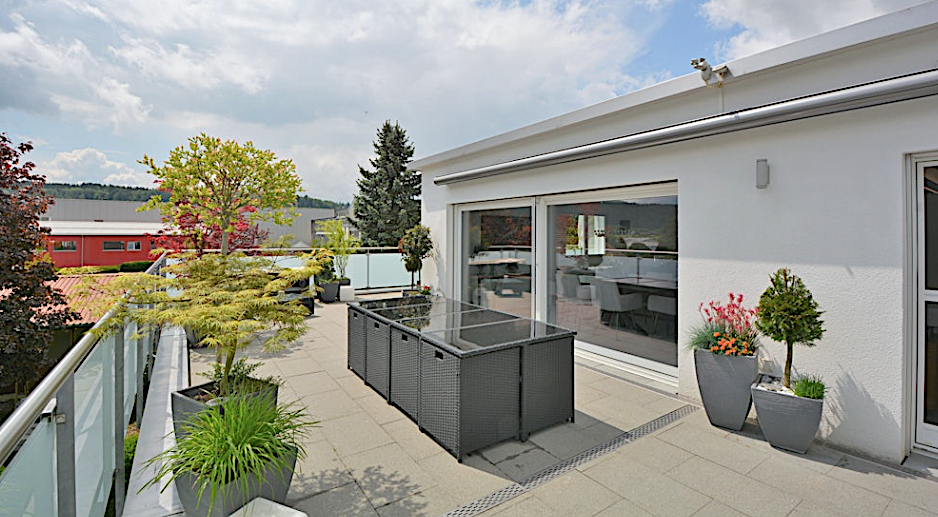 ATTIKAWOHNUNG MIT TRAUMHAFTER TERRASSE in Wohlen