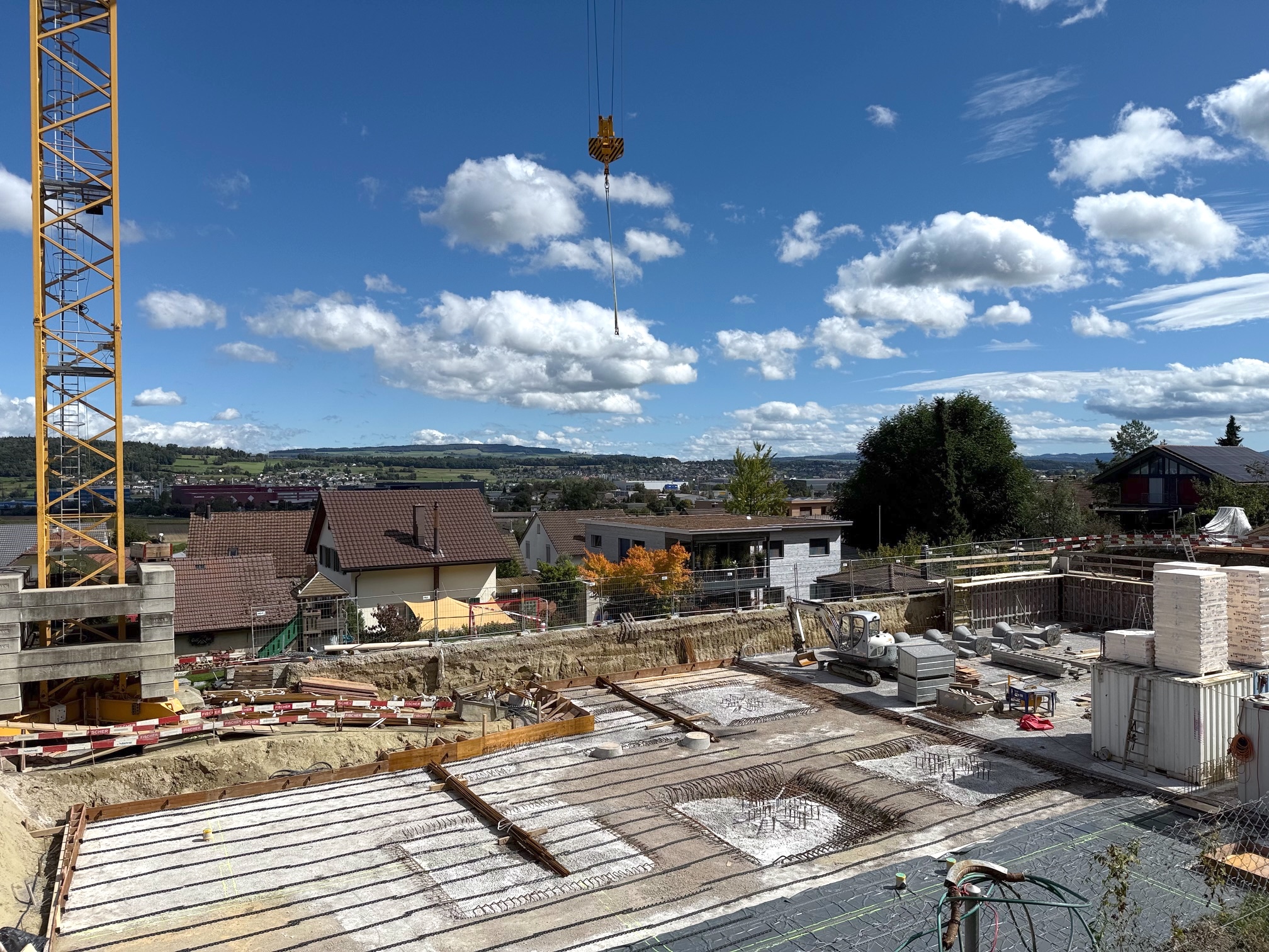 Baustelle mit Kran und Fundamentarbeiten