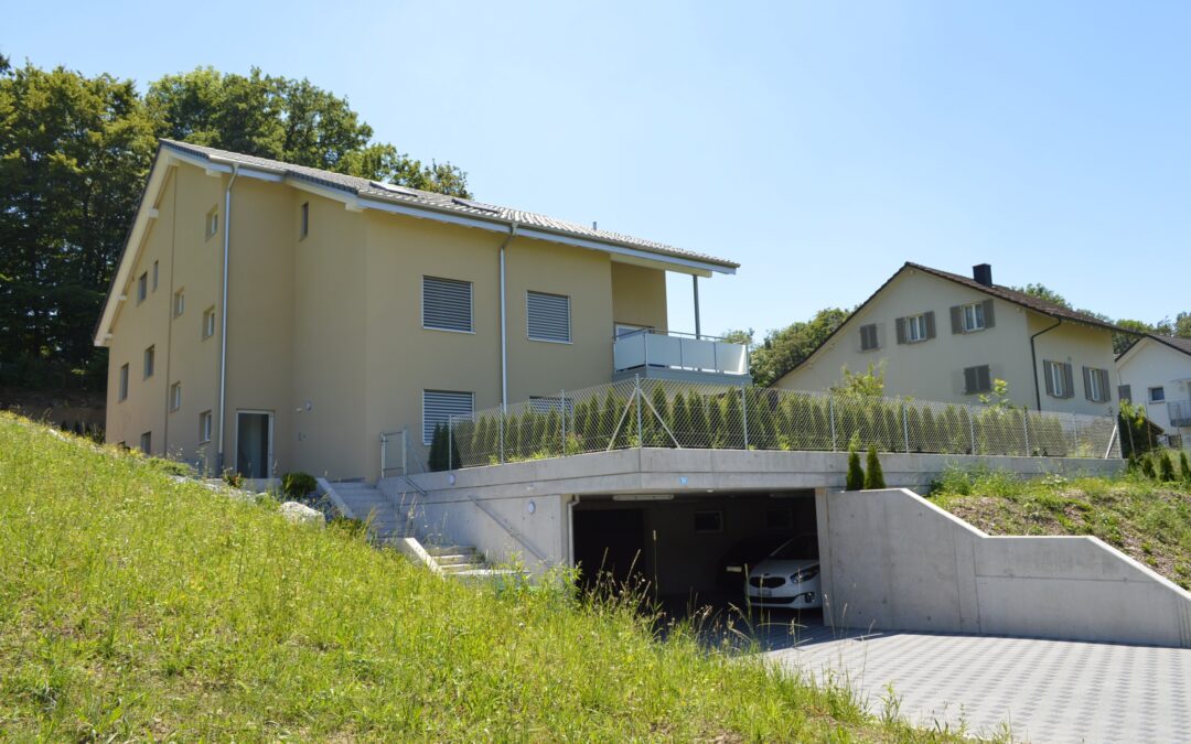 TRENDIGE GARTENWOHNUNG MIT GEDECKTEM SITZPLATZ in Waltenschwil