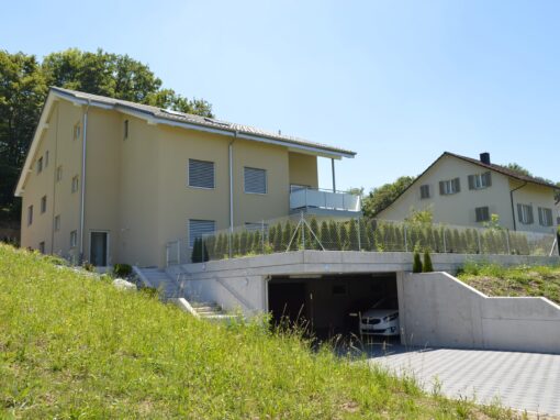 TRENDIGE GARTENWOHNUNG MIT GEDECKTEM SITZPLATZ in Waltenschwil